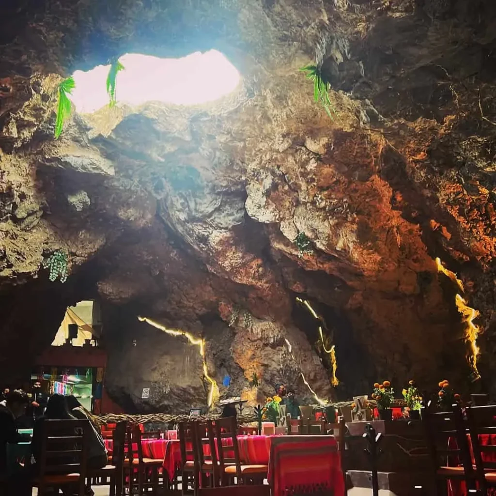 Vuelo en globo Teotihuacán + Desayuno en La Cueva 1 La luz natural entra por la claraboya de roca volcánica y alumbra el comedor del restaurante La Cueva en Teotihuacán