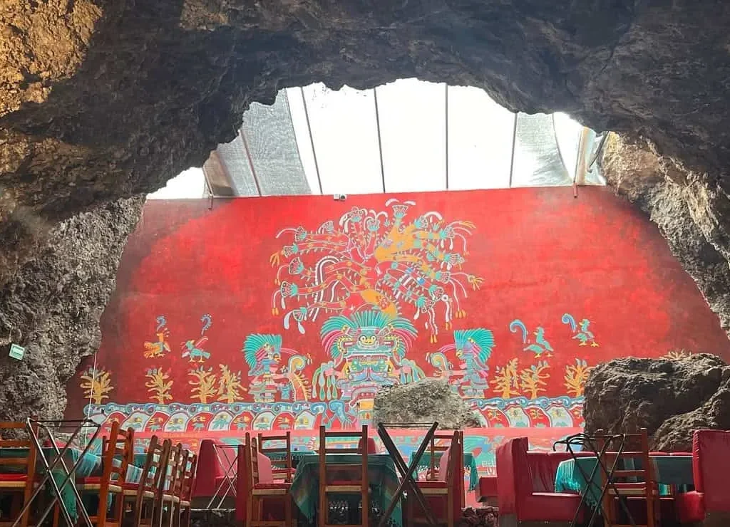 Vuelo en globo Teotihuacán + Desayuno en La Cueva 2 Un mural rojo de estilo teotihuacano preside el comedor del restaurante La Cueva en Teotihuacán
