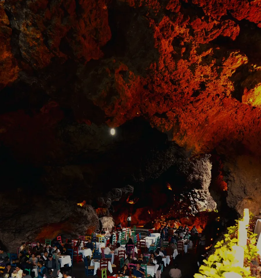 Vuelo en globo Teotihuacán + Desayuno en La Gruta 1 Decenas de mesas con mantel blanco llenan el comedor bajo la bóveda de roca del restaurante La Gruta en Teotihuacán